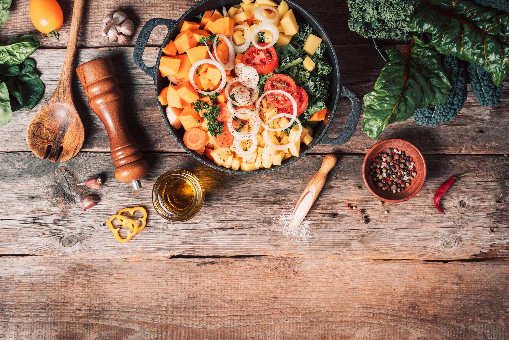 Piatto pronto su tavolo da cucina